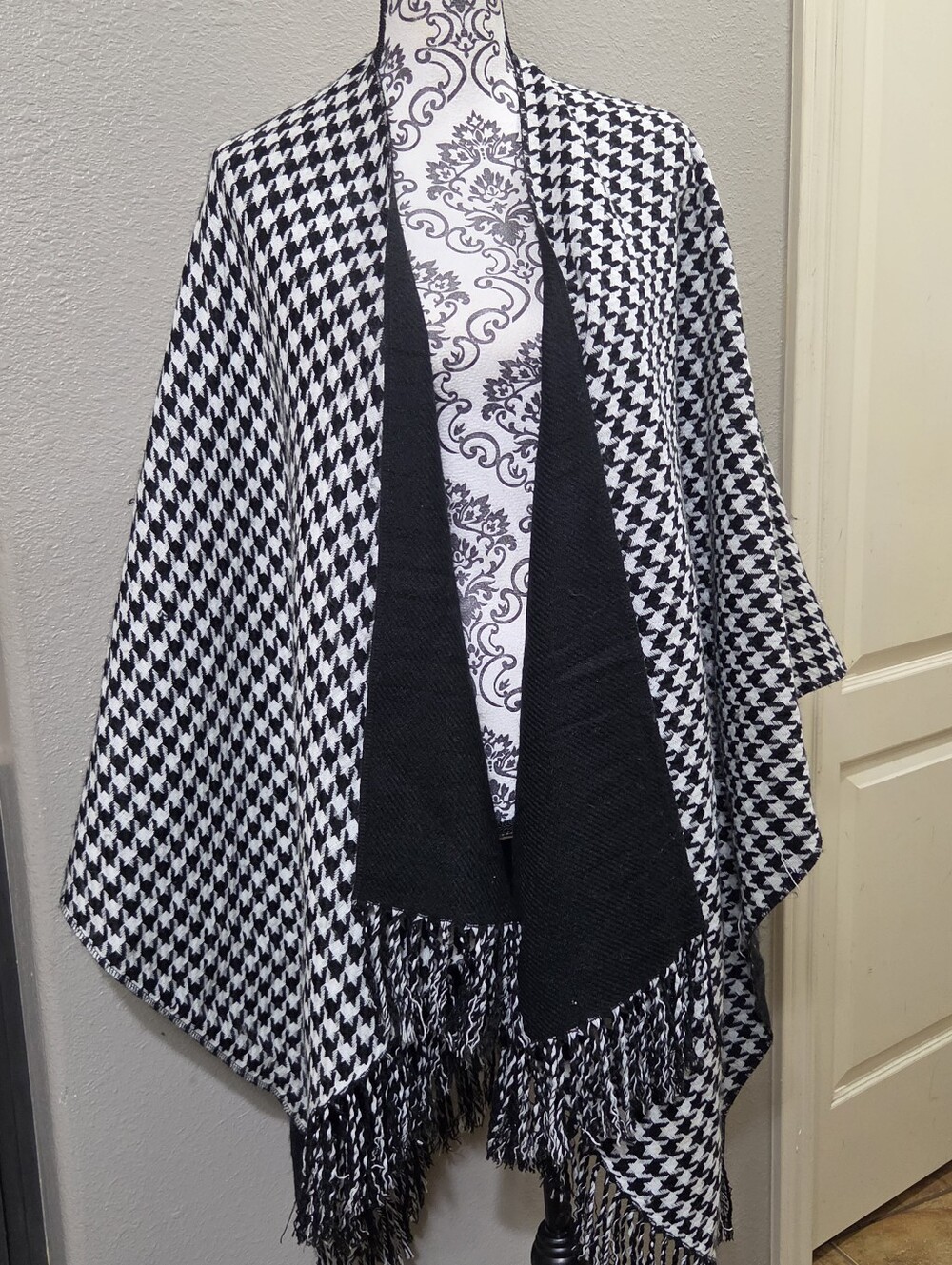 Black & White Houndstooth Poncho Wrap - Picture 3 of 6